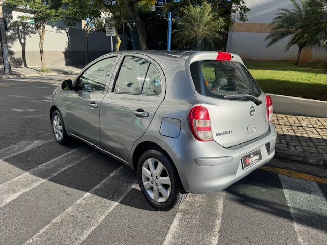 Nissan March Cinza