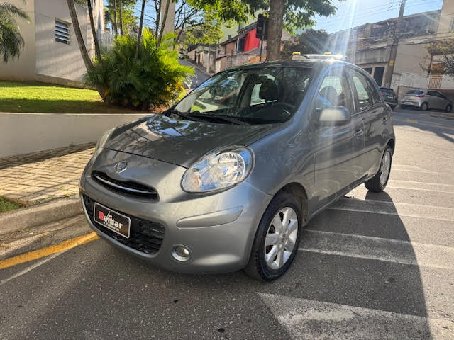Nissan March Cinza