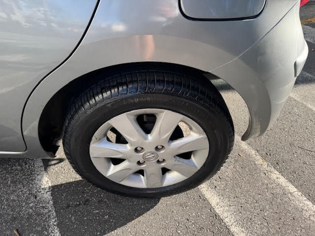 Nissan March Cinza