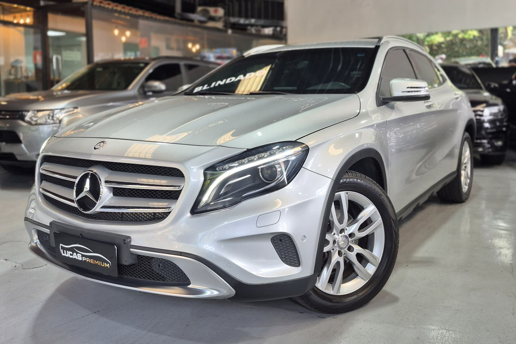 Mercedes Benz GLA-200