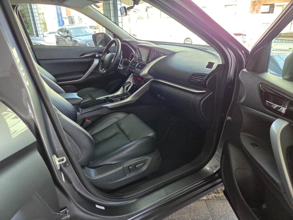 Mitsubishi Eclipse Cross Cinza