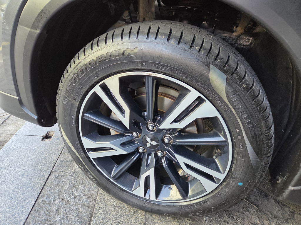 Mitsubishi Eclipse Cross Cinza