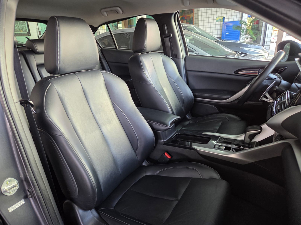 Mitsubishi Eclipse Cross Cinza