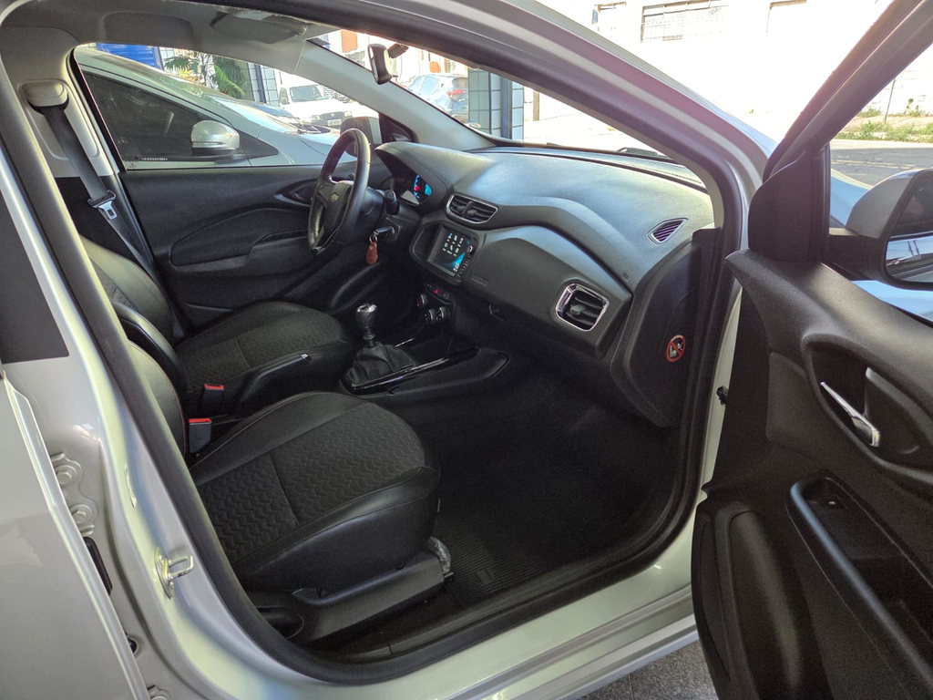 Chevrolet Onix Prata