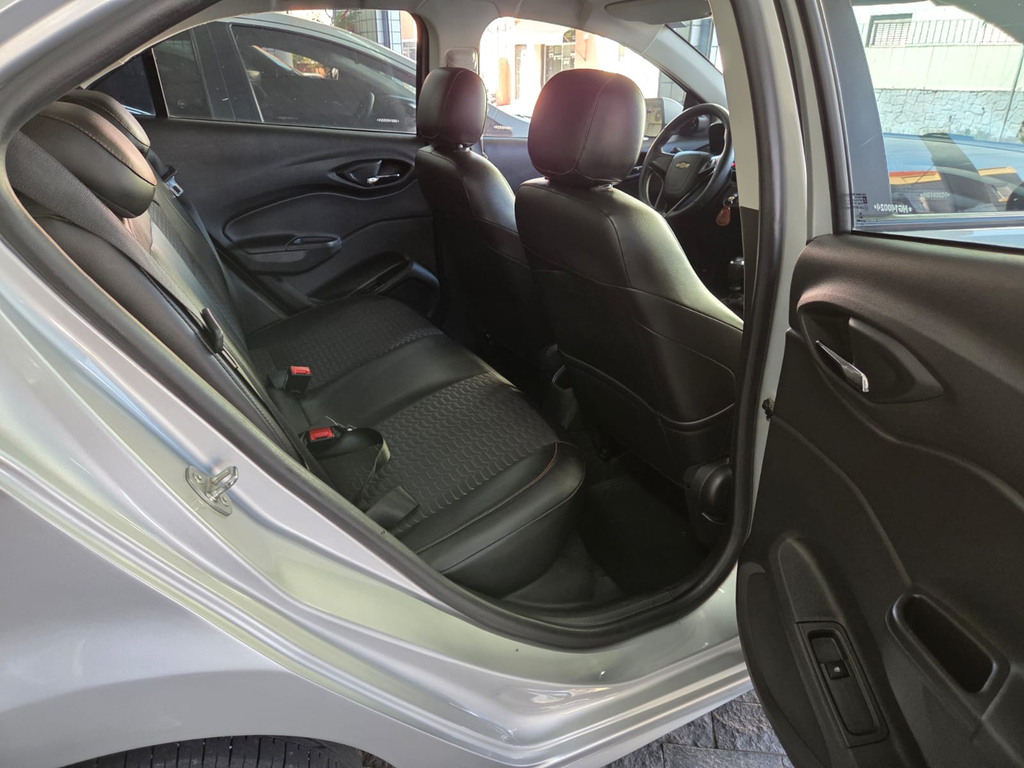 Chevrolet Onix Prata