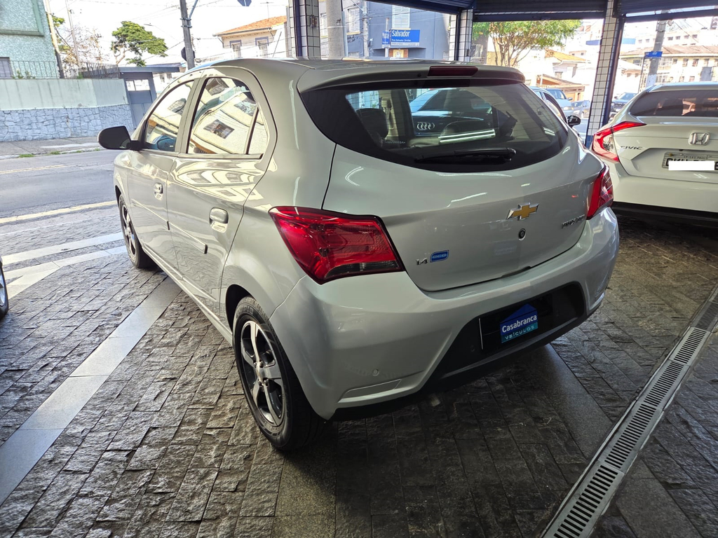 Chevrolet Onix Prata