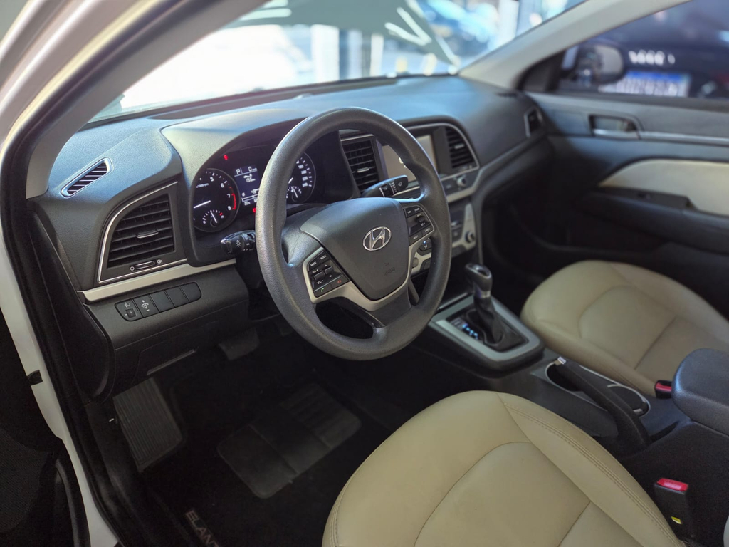 Hyundai Elantra Branco