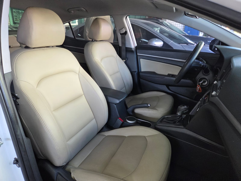 Hyundai Elantra Branco