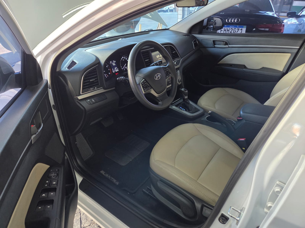 Hyundai Elantra Branco