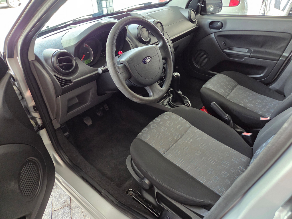 Ford Fiesta Hatch Prata