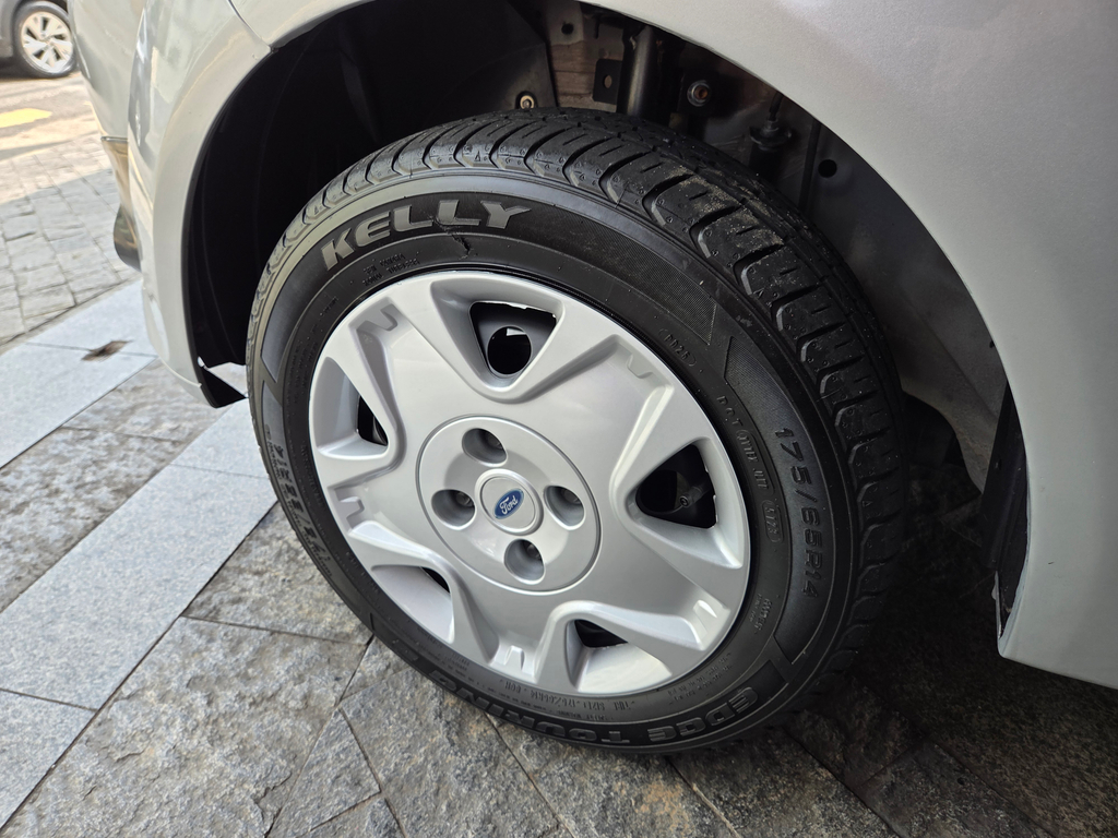 Ford Fiesta Hatch Prata