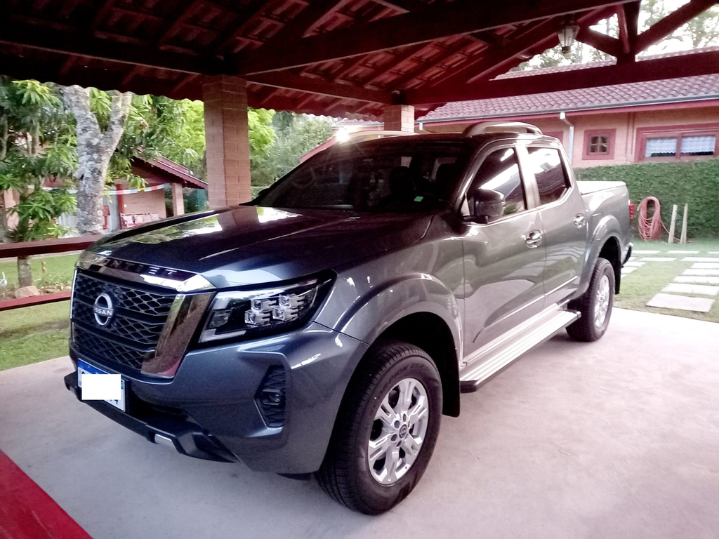 Nissan Frontier Cinza