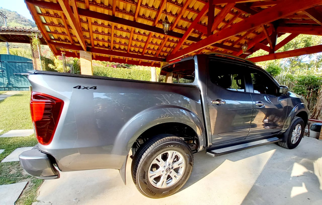 Nissan Frontier Cinza