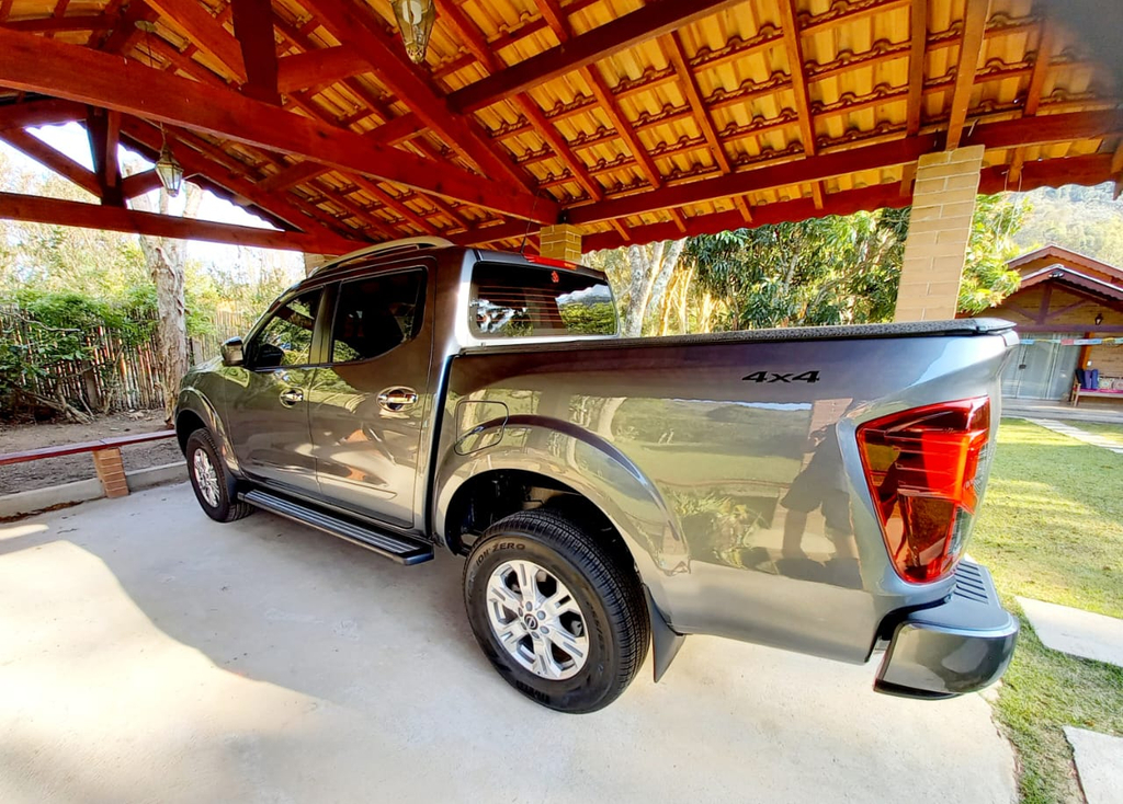 Nissan Frontier Cinza