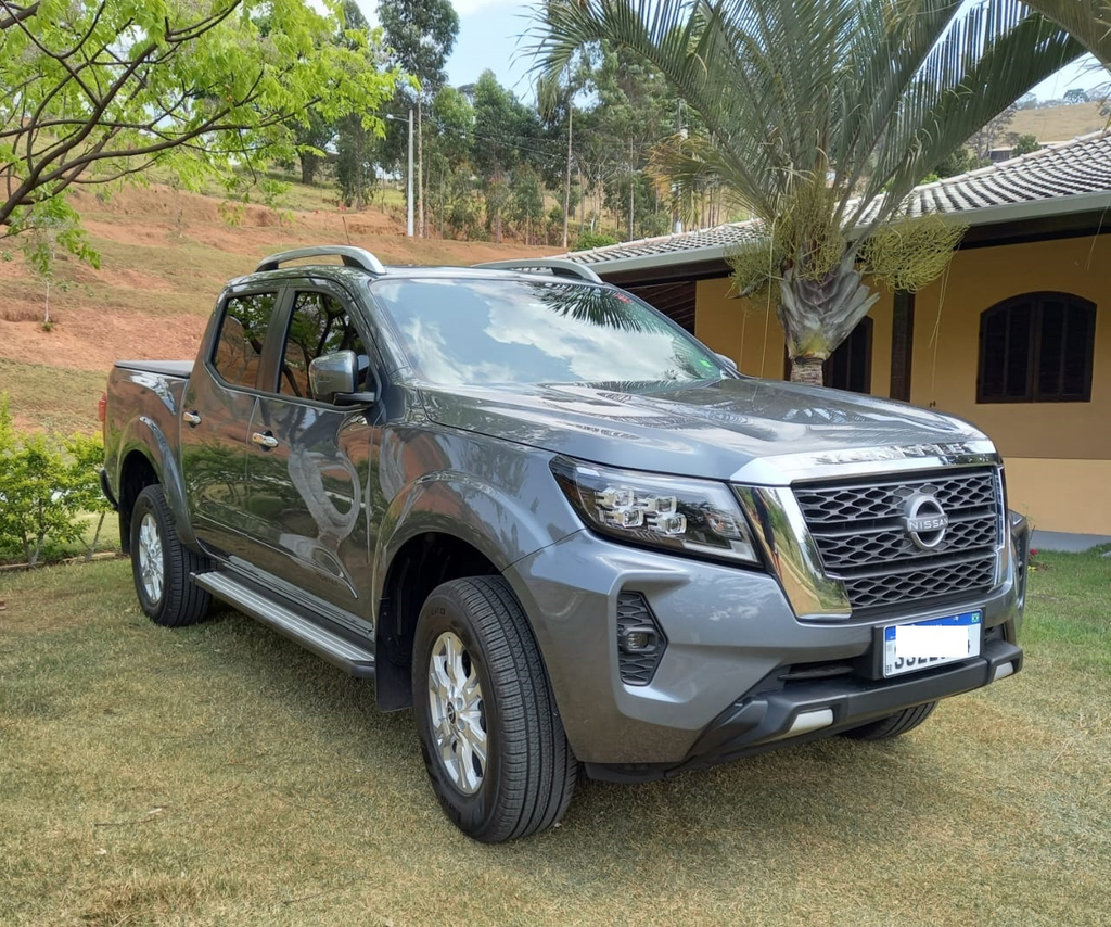 Nissan Frontier Cinza