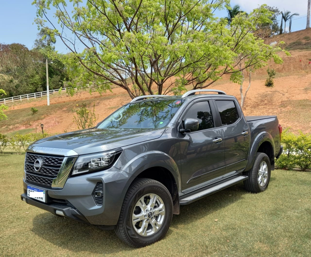 Nissan Frontier Cinza