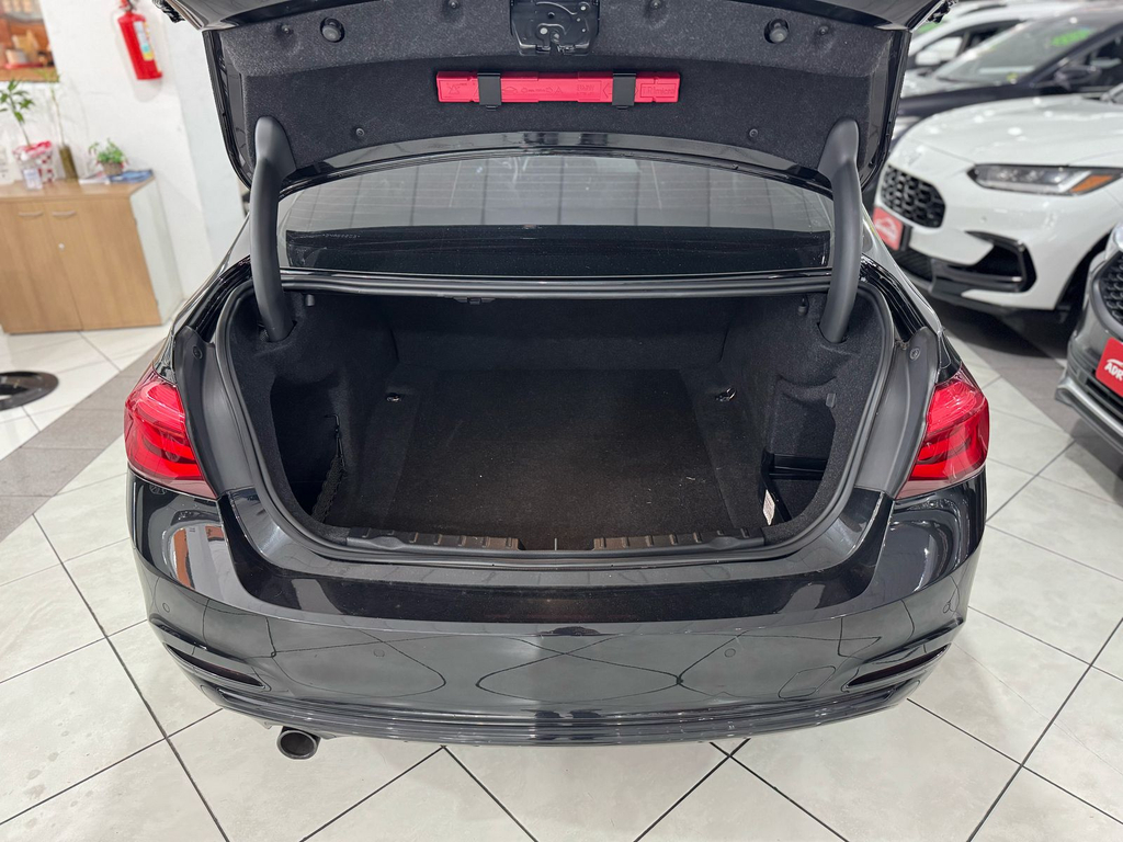 BMW 320i Preto