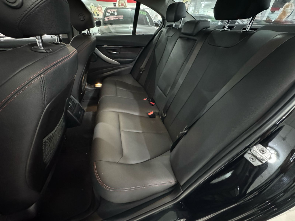 BMW 320i Preto