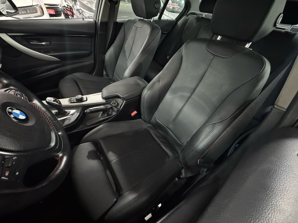 BMW 320i Preto