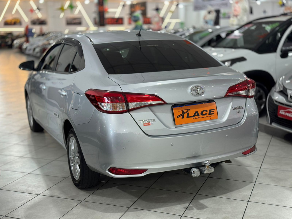 Toyota Yaris Sedan Prata