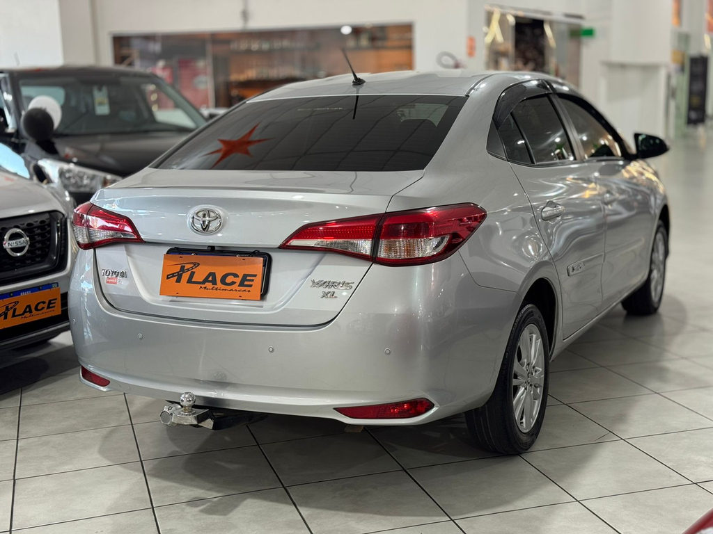 Toyota Yaris Sedan Prata
