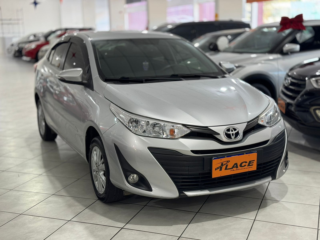Toyota Yaris Sedan Prata