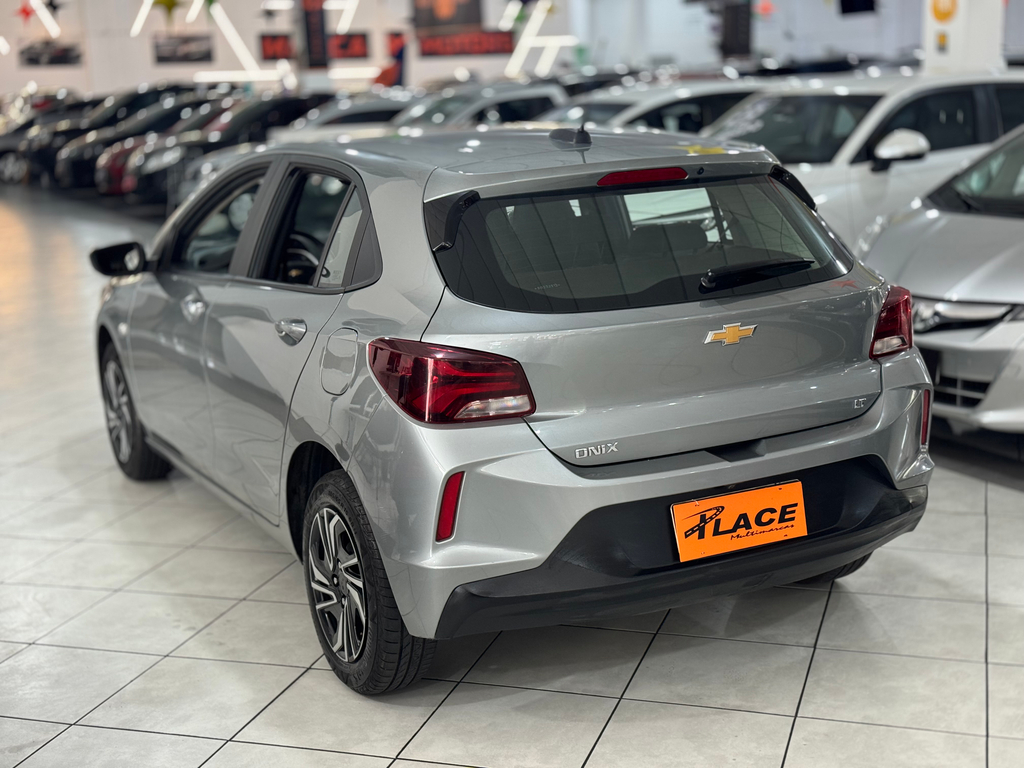 Chevrolet Onix Prata