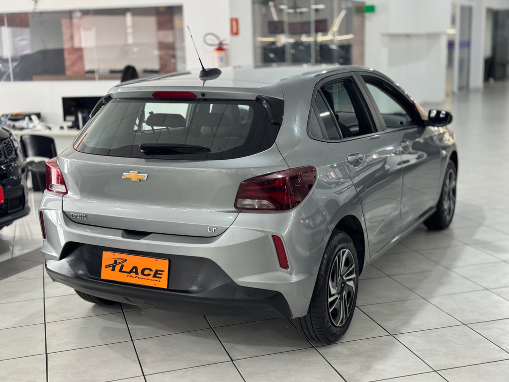 Chevrolet Onix Prata