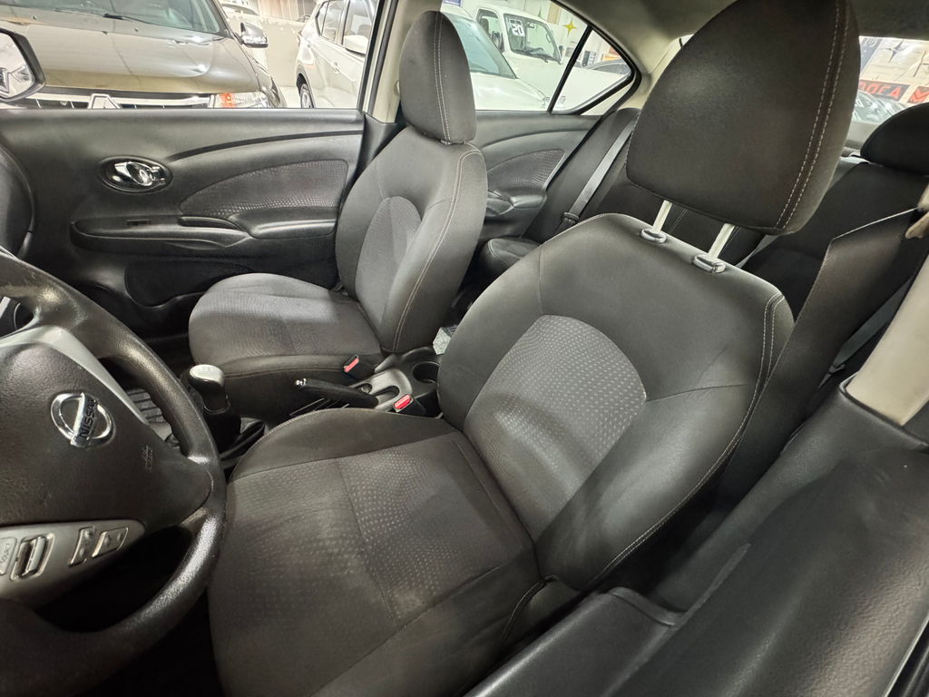 Nissan Versa Branco