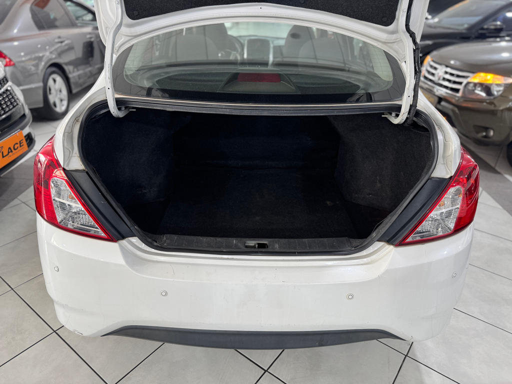 Nissan Versa Branco