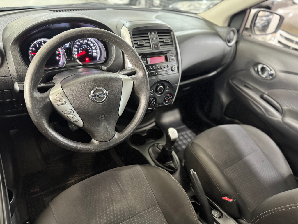Nissan Versa Branco
