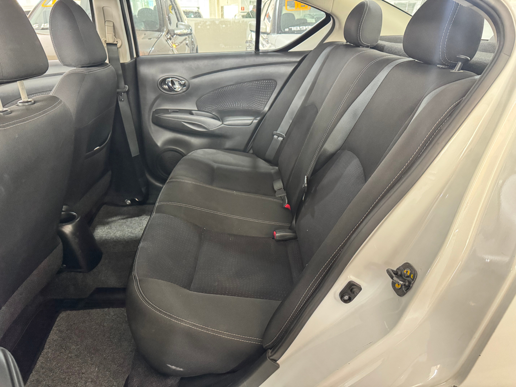 Nissan Versa Branco