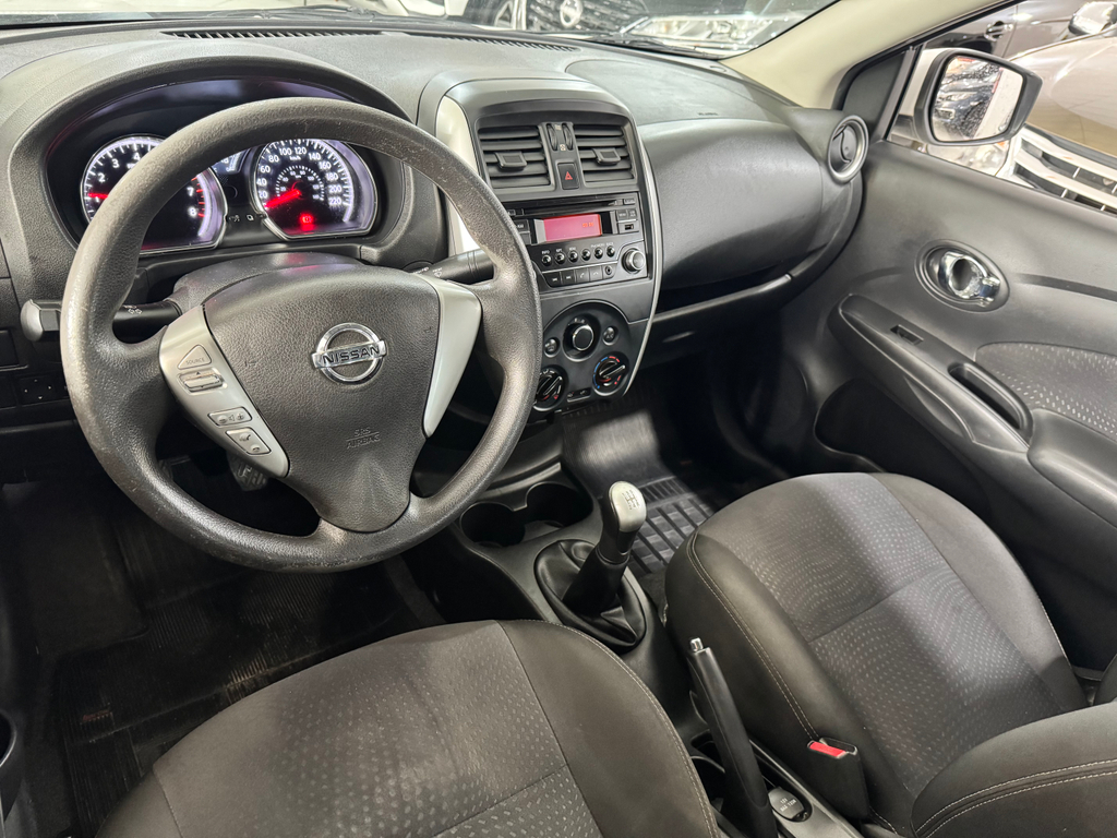 Nissan Versa Branco