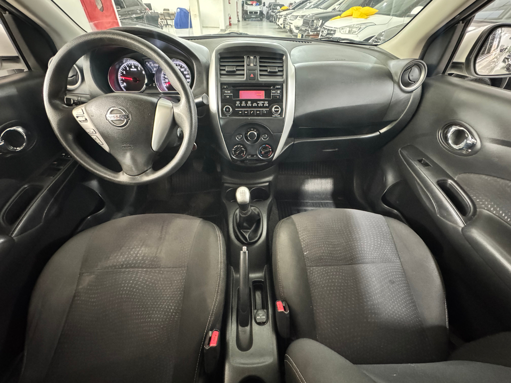 Nissan Versa Branco