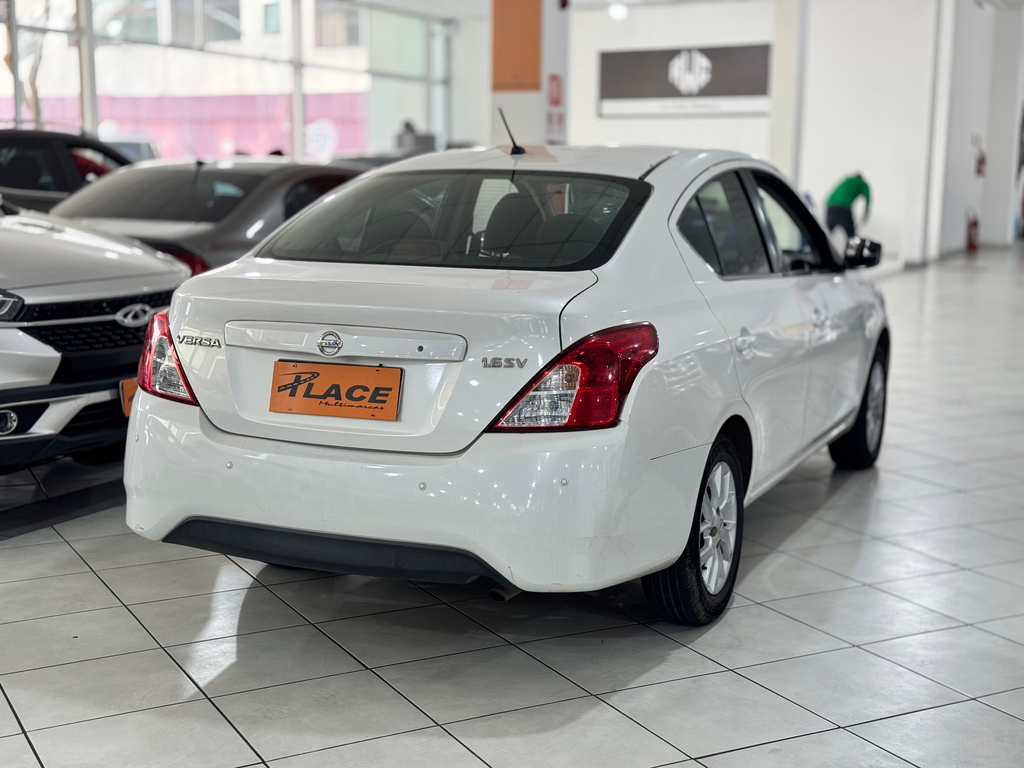 Nissan Versa Branco