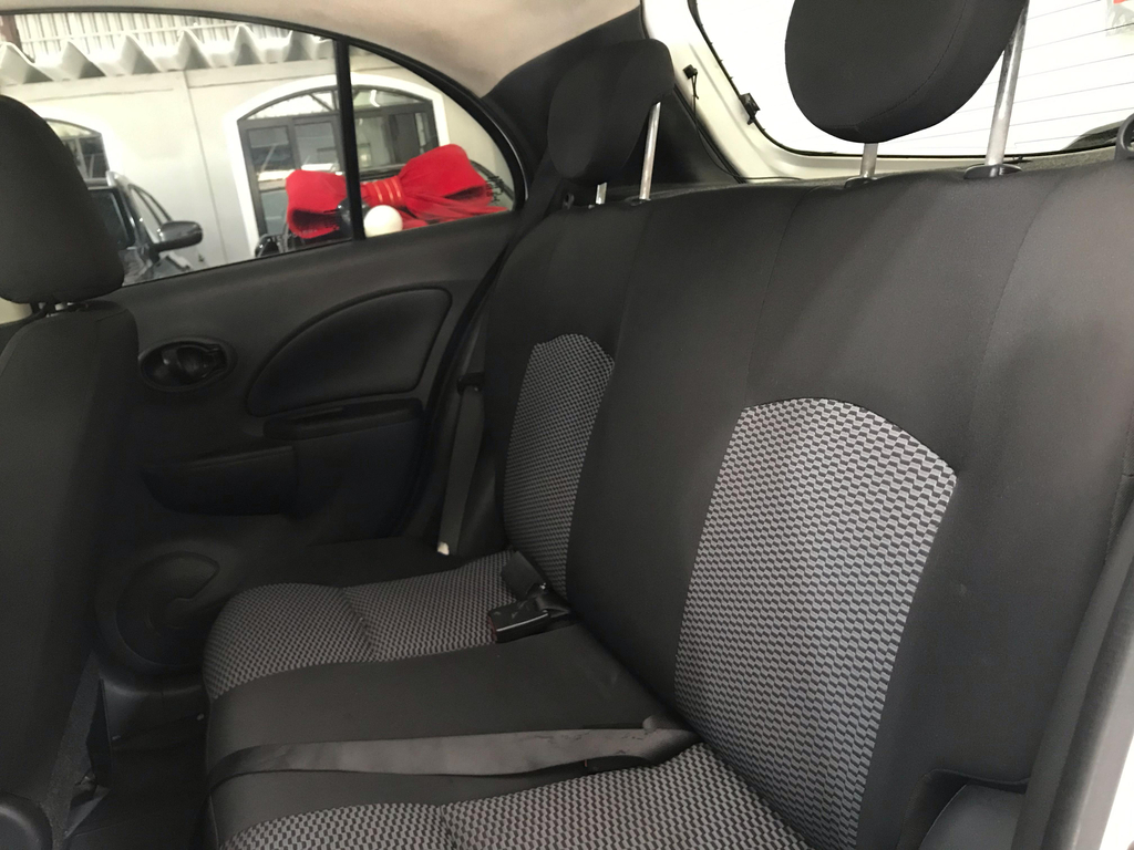 Nissan March Branco