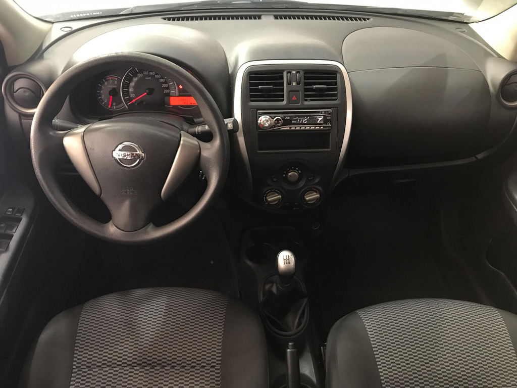 Nissan March Branco