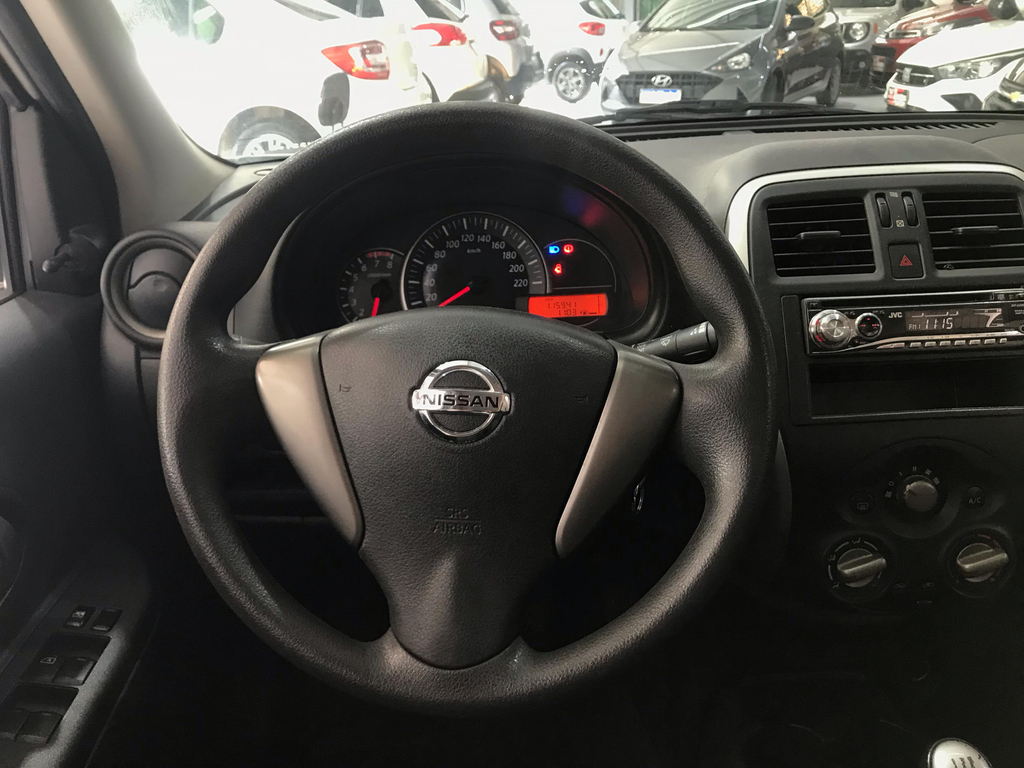 Nissan March Branco