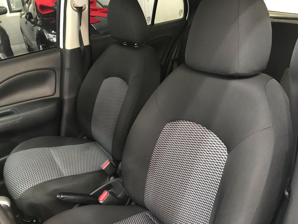Nissan March Branco