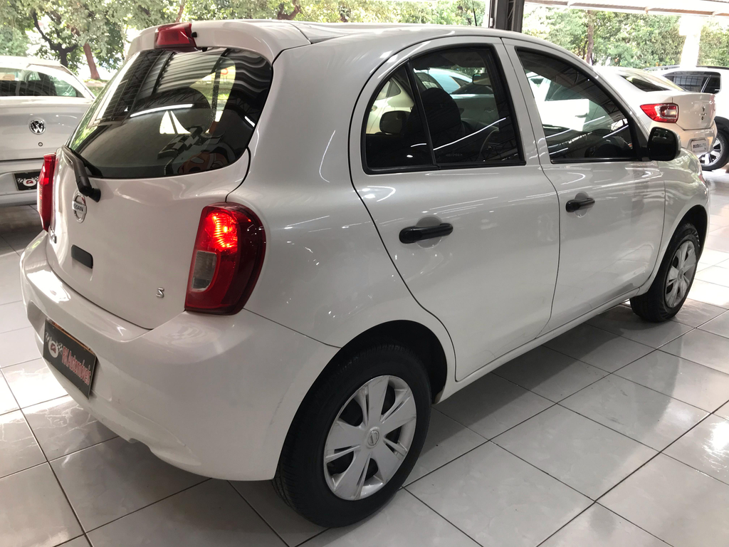 Nissan March Branco