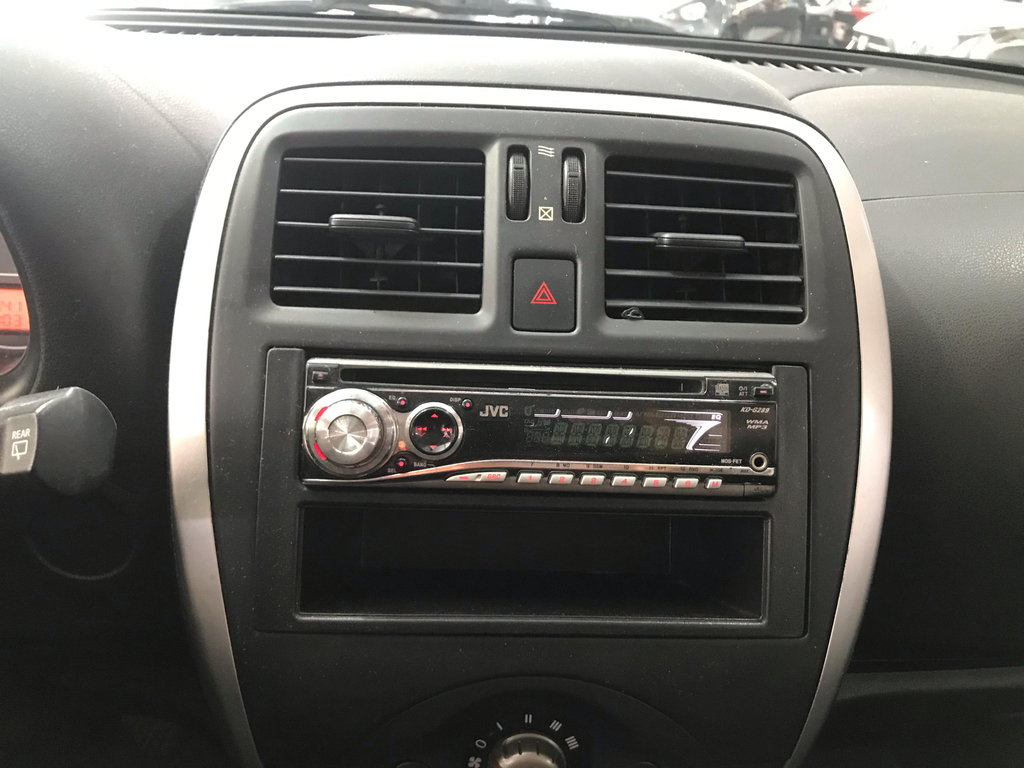 Nissan March Branco