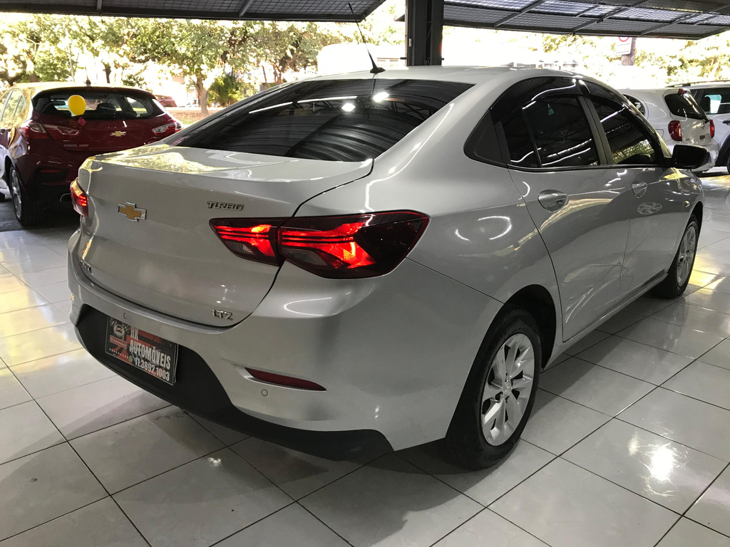 Chevrolet Onix Sedan Prata