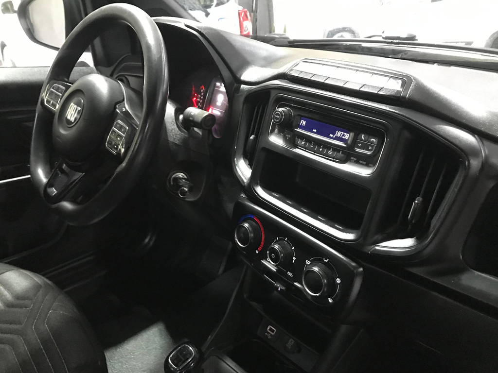 Fiat Strada Preto