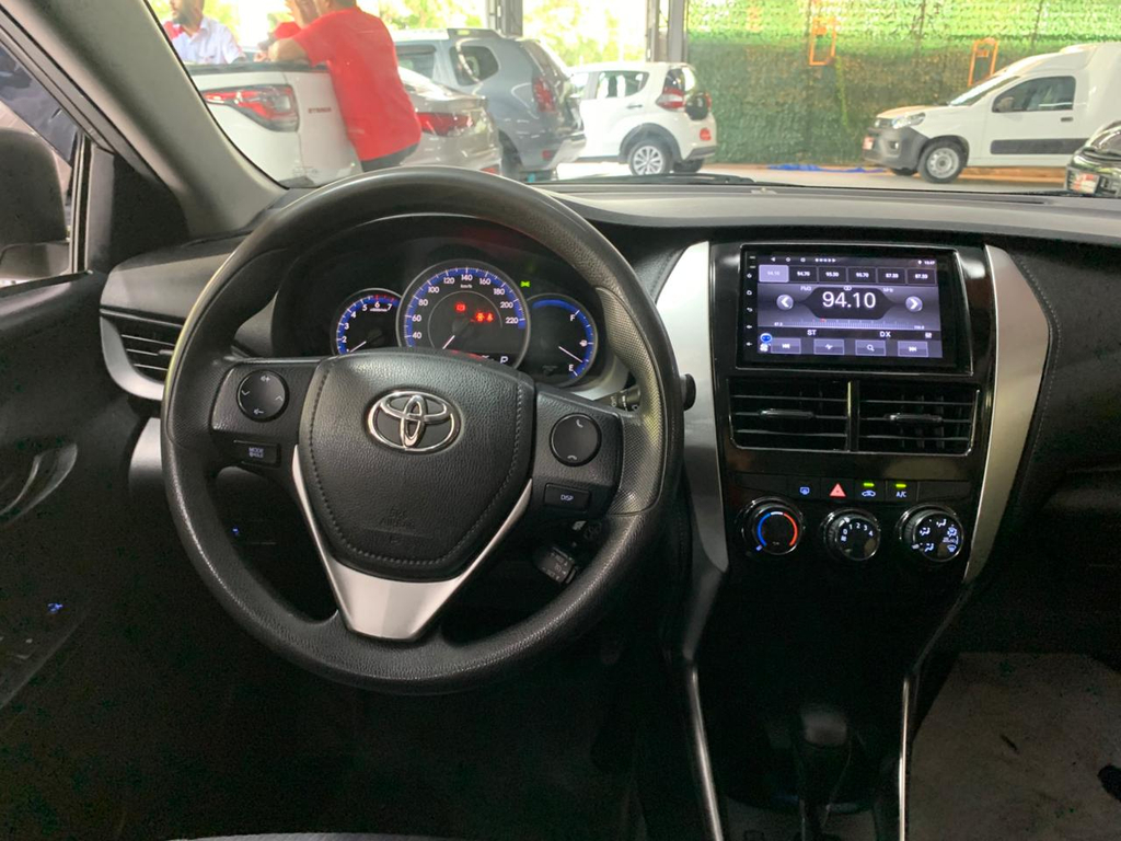 Toyota Yaris Cinza