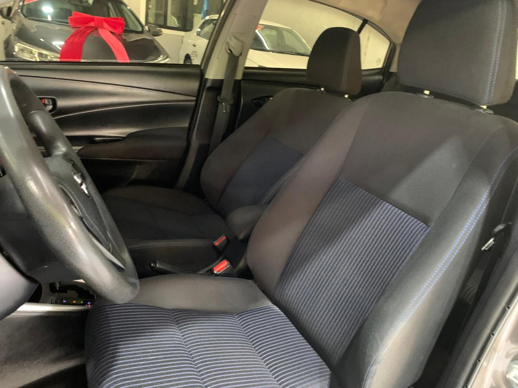 Toyota Yaris Cinza