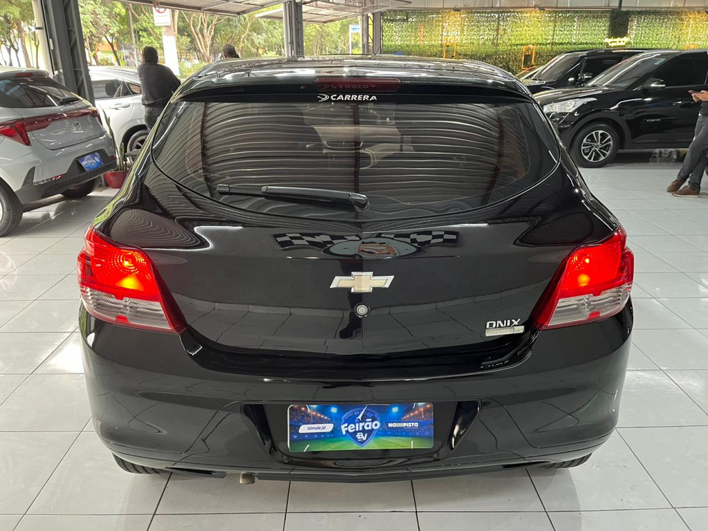 Chevrolet Onix Preto
