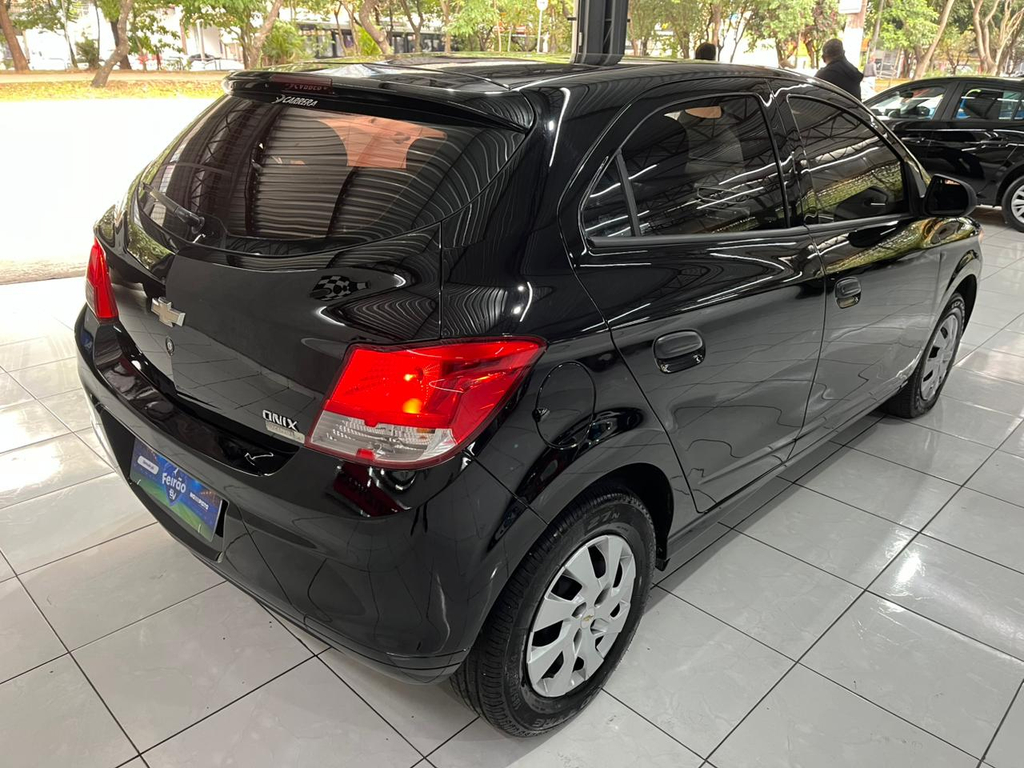 Chevrolet Onix Preto