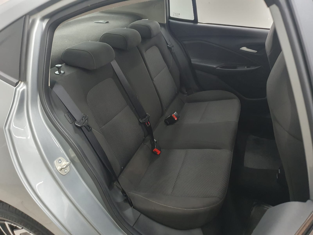 Chevrolet Onix Sedan Prata