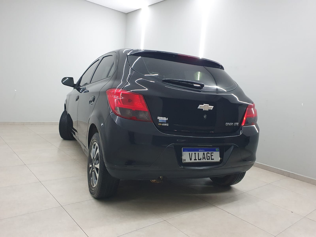 Chevrolet Onix Preto