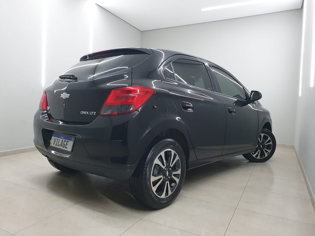 Chevrolet Onix Preto